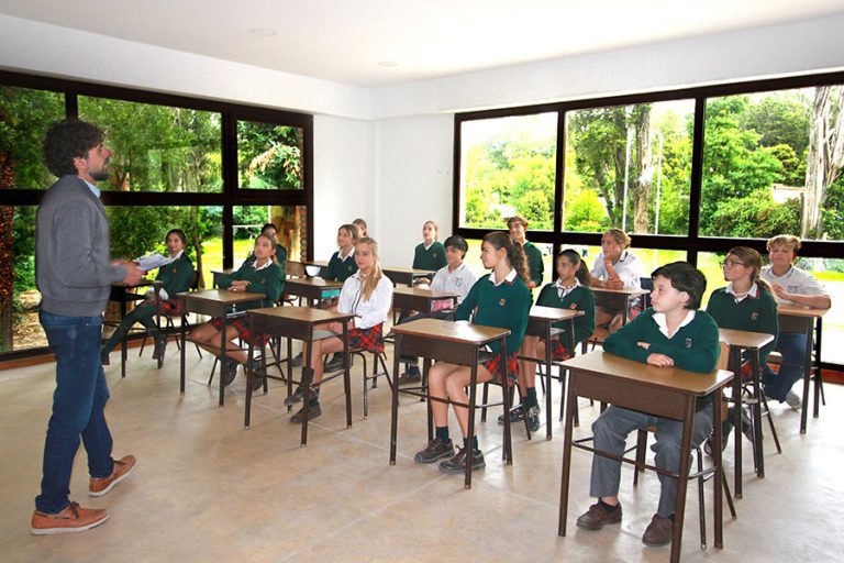 Alumnos de secundaria realizando un examen internacional