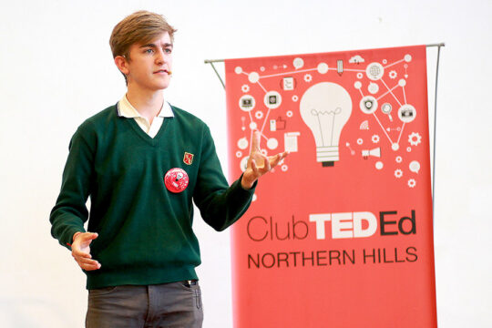 alumno de secundaria exponiendo su charla en el club ted ed northern hills