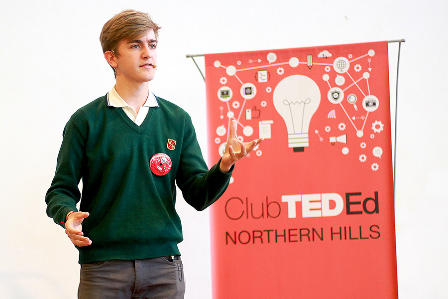 alumno de secundaria exponiendo su charla en el club ted ed northern hills