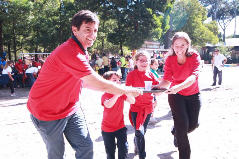 Una Familia participando de un juego durante el family day