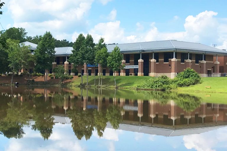 Vista exterior del edificio principal del colegio Forsyth Country Day School