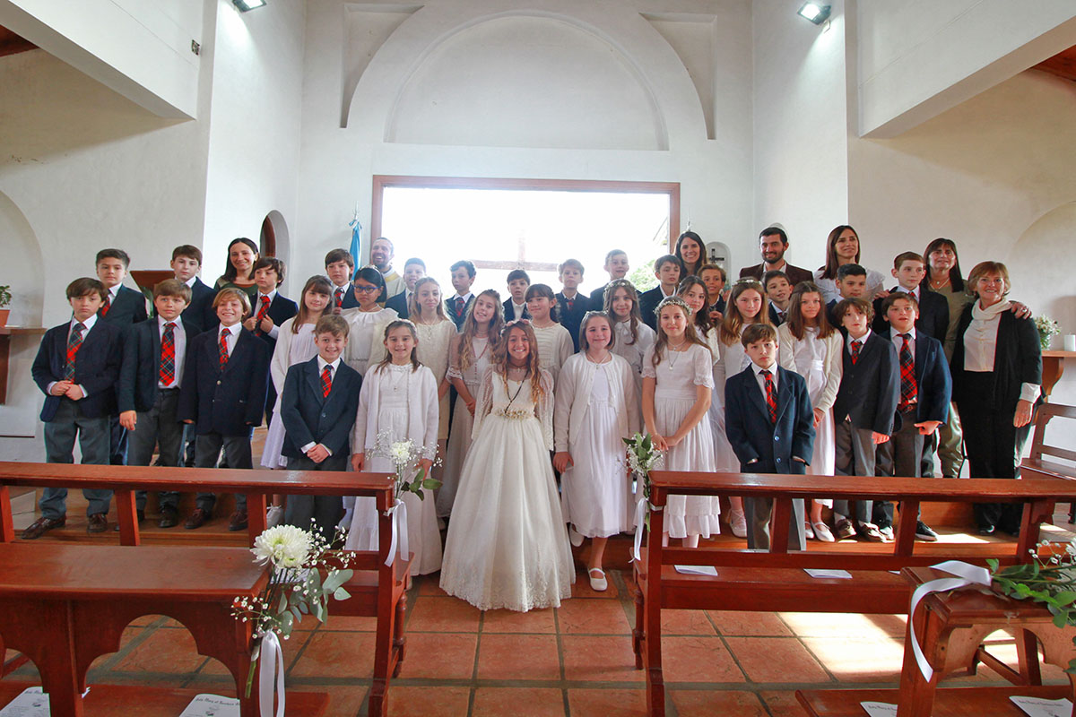 Foto grupal de los alumnos que participaron de la 1ra comunión