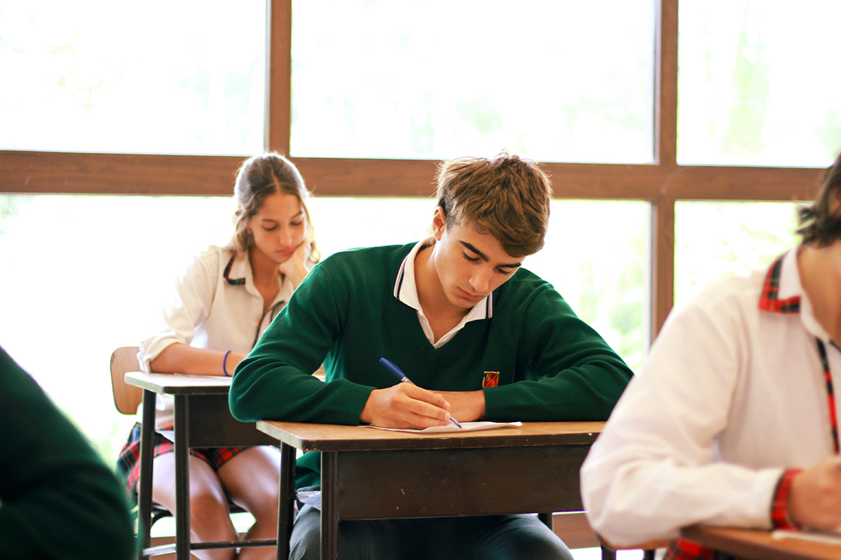 Alumno de secundaria en un examen internacional