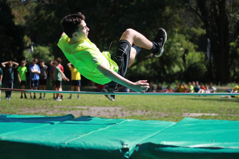 Alumno de secundaria participando de una competencia de salto en alto