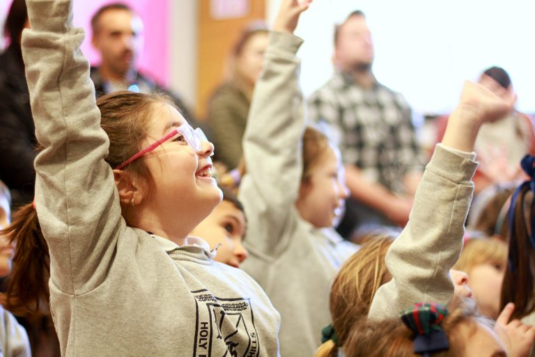 Alumna de primaria participando de una clase abierta de inglés