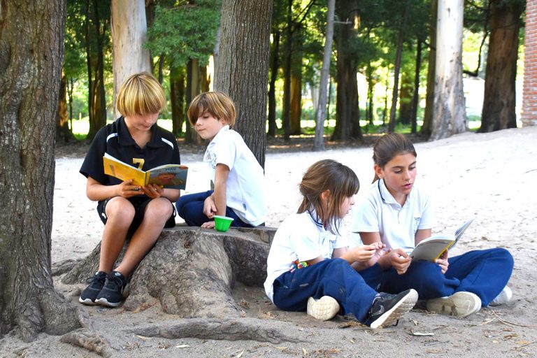 Alumnos de primero y sexto de primaria compartiendo un momento de lectura