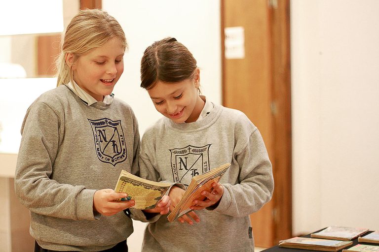 Alumna de primaria leyendo un libro