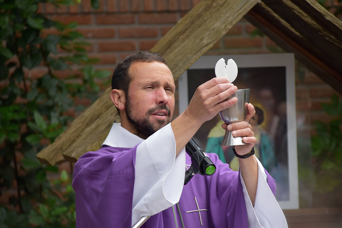 Padre Santiago, capellán del colegio