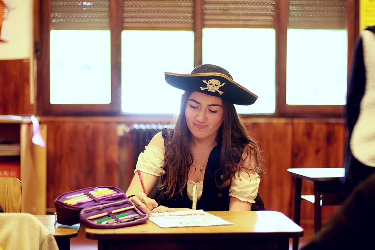 Alumna disfrazada de pirata en clases