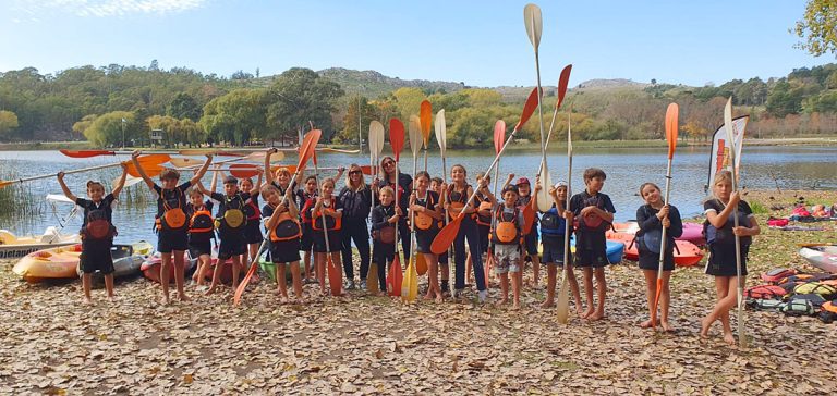 Alumnos de primaria practicando canotaje en un campamento